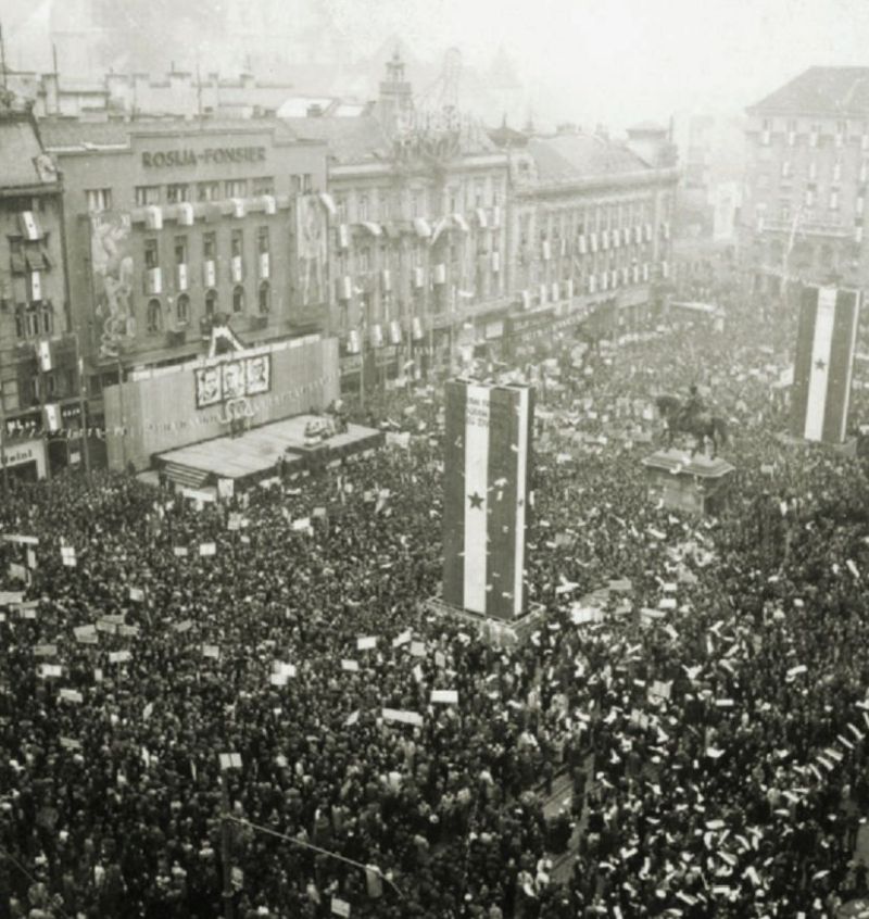 Zagreb, 4. studenog 1945. godine. Predizborni mitinga Liste Narodne fronte na Trgu bana Josipa Jelačića